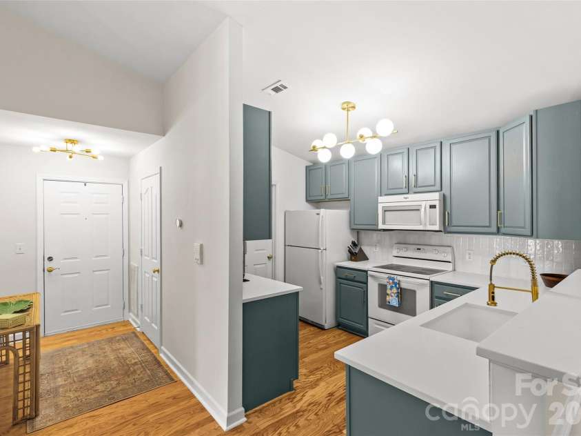 10652 Hill Point Court, Charlotte, NC 28262.  MLS# CAR4378290, YatesRealty ID 19443. Kitchen