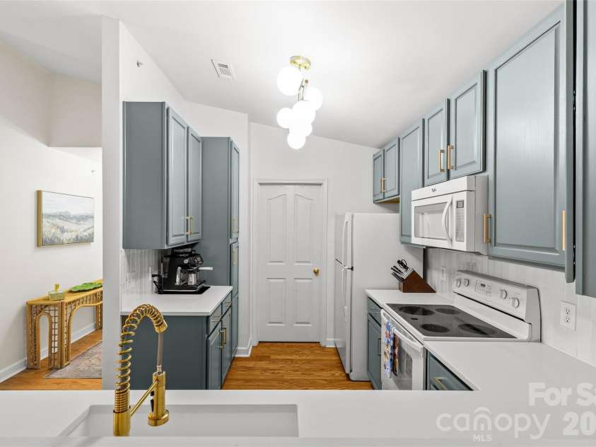 10652 Hill Point Court, Charlotte, NC 28262.  MLS# CAR4378290, YatesRealty ID 19443. Kitchen
