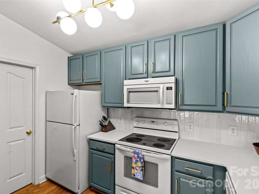 10652 Hill Point Court, Charlotte, NC 28262.  MLS# CAR4378290, YatesRealty ID 19443. Kitchen