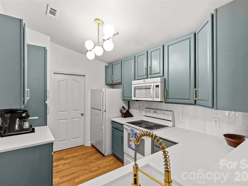 10652 Hill Point Court, Charlotte, NC 28262.  MLS# CAR4378290, YatesRealty ID 19443. Kitchen