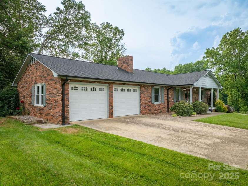 2653 Fairway Acres Circle, Lenoir, NC 28645.  MLS# CAR4264912, YatesRealty ID 19443. 