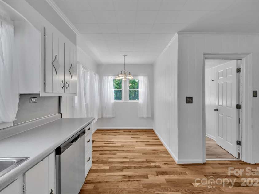 3804 Lippard Lane, Valdese, NC 28690.  MLS# CAR4266483, YatesRealty ID 19444. Eat-in kitchen