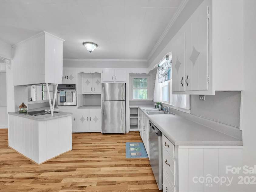 3804 Lippard Lane, Valdese, NC 28690.  MLS# CAR4266483, YatesRealty ID 19444. Kitchen