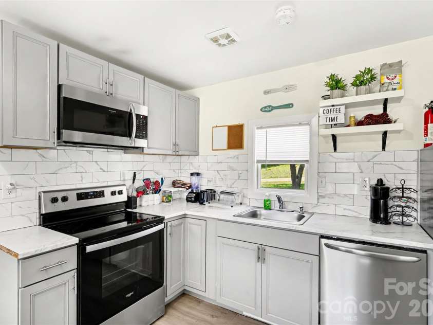 9937 Harwood Lane, Charlotte, NC 28214.  MLS# CAR4378200, YatesRealty ID 19445. Updated Kitchen