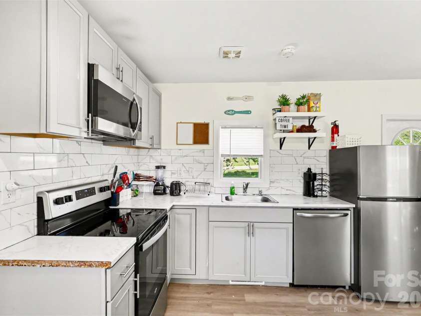 9937 Harwood Lane, Charlotte, NC 28214.  MLS# CAR4378200, YatesRealty ID 19445. Updated Kitchen
