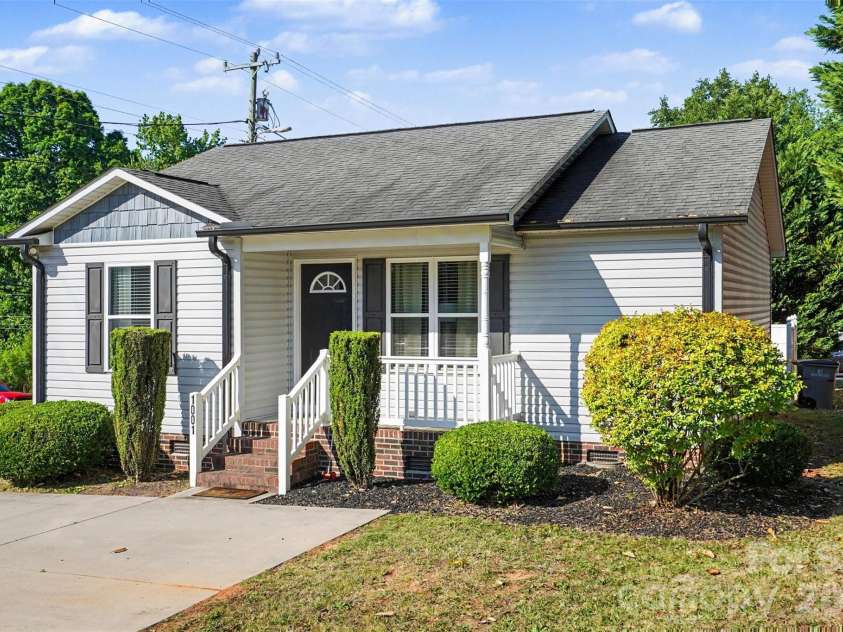 1001 Rainbow Drive, Kannapolis, NC 28081.  MLS# CAR4378923, YatesRealty ID 19449. 