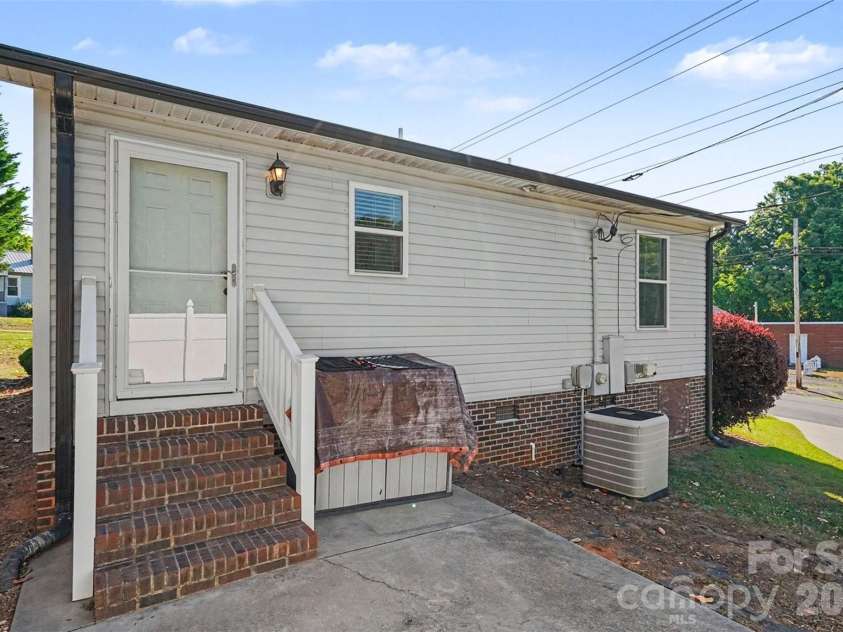 1001 Rainbow Drive, Kannapolis, NC 28081.  MLS# CAR4378923, YatesRealty ID 19449. 