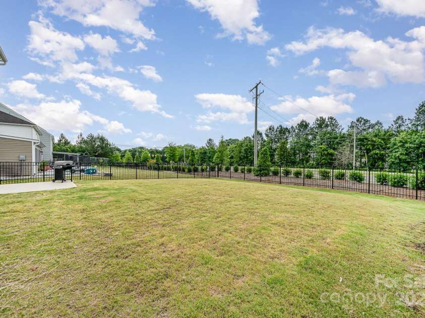16200 Winfield Hall Drive, Charlotte, NC 28273.  MLS# CAR4237353, YatesRealty ID 19449. Fenced backyard
