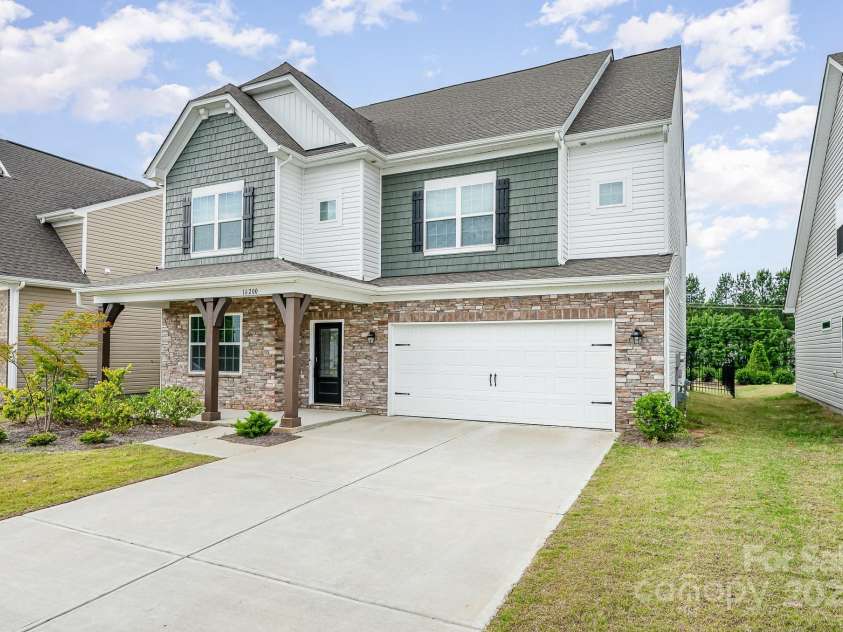 16200 Winfield Hall Drive, Charlotte, NC 28273.  MLS# CAR4237353, YatesRealty ID 19449. Front Right View of the Home
