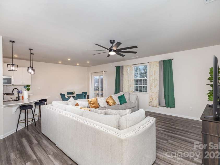 16200 Winfield Hall Drive, Charlotte, NC 28273.  MLS# CAR4237353, YatesRealty ID 19449. Livingroom