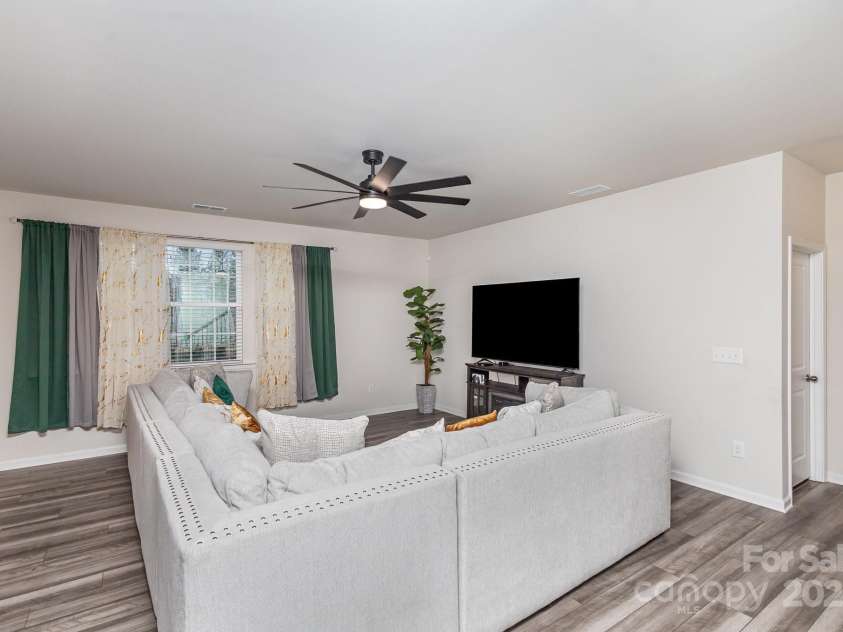 16200 Winfield Hall Drive, Charlotte, NC 28273.  MLS# CAR4237353, YatesRealty ID 19449. Livingroom