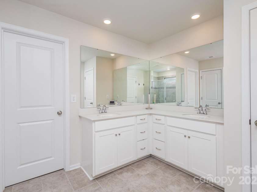 16200 Winfield Hall Drive, Charlotte, NC 28273.  MLS# CAR4237353, YatesRealty ID 19449. Primary Bathroom
