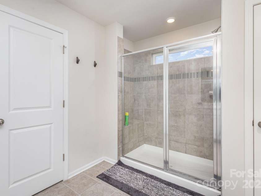 16200 Winfield Hall Drive, Charlotte, NC 28273.  MLS# CAR4237353, YatesRealty ID 19449. Primary Bathroom