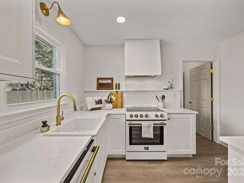 6215 Coatbridge Lane, Charlotte, NC 28212.  MLS# CAR4230551, YatesRealty ID 1945. 