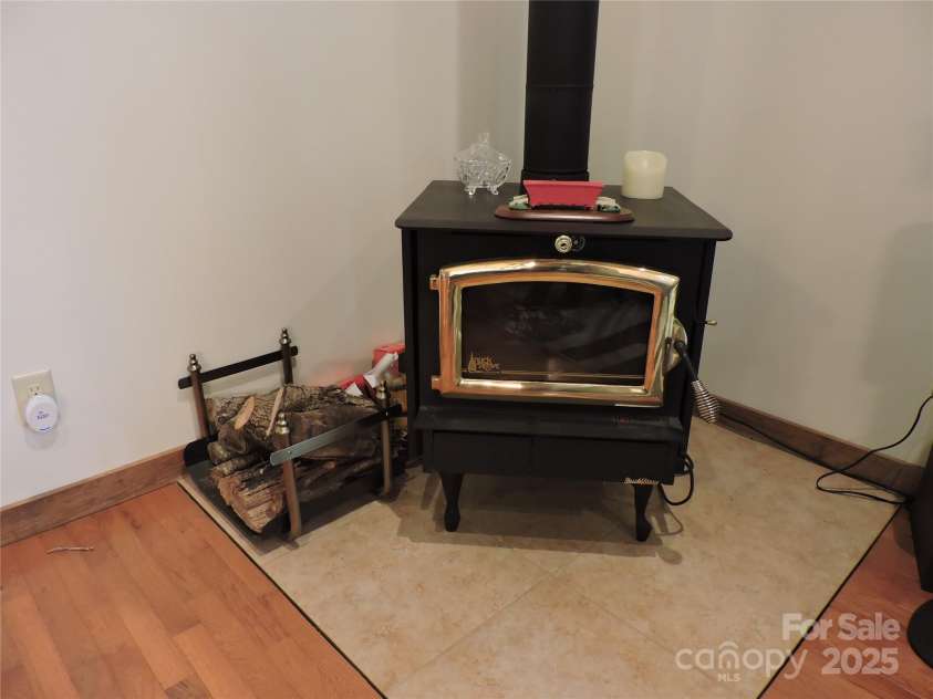 235 Red Oak Lane, Burnsville, NC 28714.  MLS# CAR4261387, YatesRealty ID 19451. 