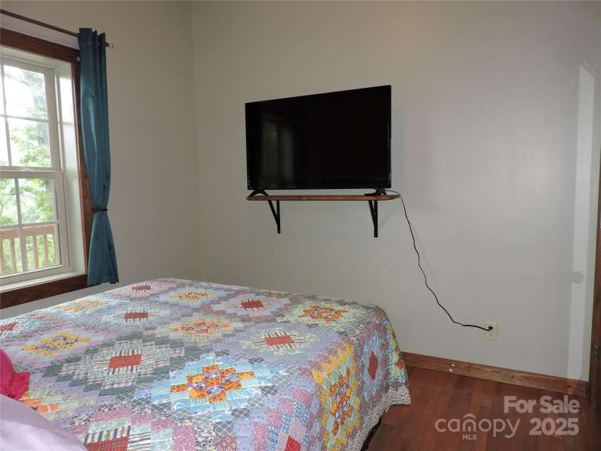 235 Red Oak Lane, Burnsville, NC 28714.  MLS# CAR4261387, YatesRealty ID 19451. 