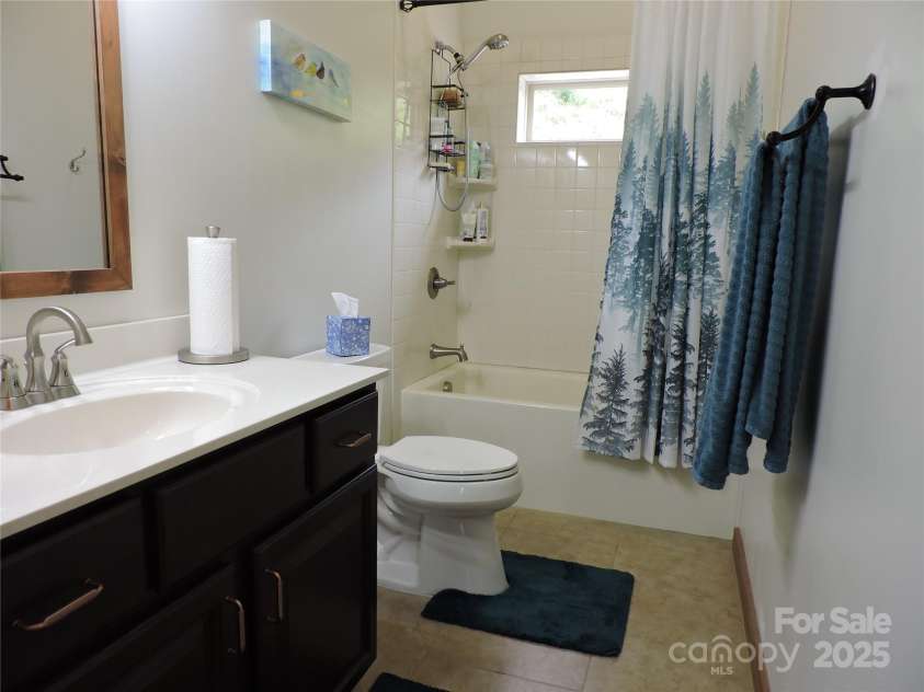 235 Red Oak Lane, Burnsville, NC 28714.  MLS# CAR4261387, YatesRealty ID 19451. 