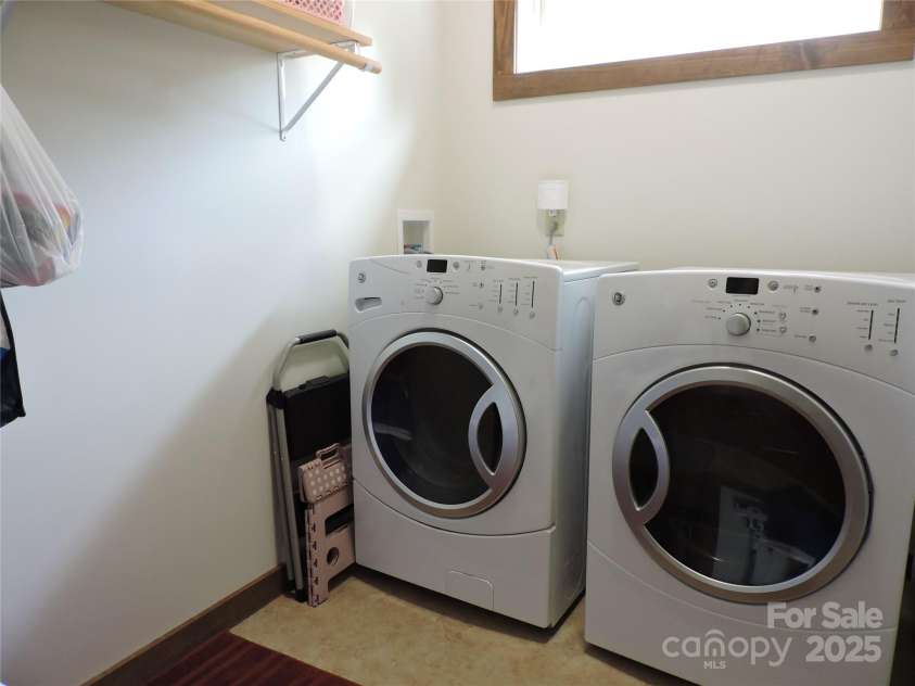 235 Red Oak Lane, Burnsville, NC 28714.  MLS# CAR4261387, YatesRealty ID 19451. 