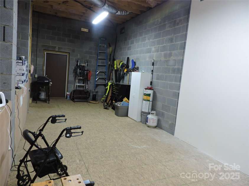 235 Red Oak Lane, Burnsville, NC 28714.  MLS# CAR4261387, YatesRealty ID 19451. 