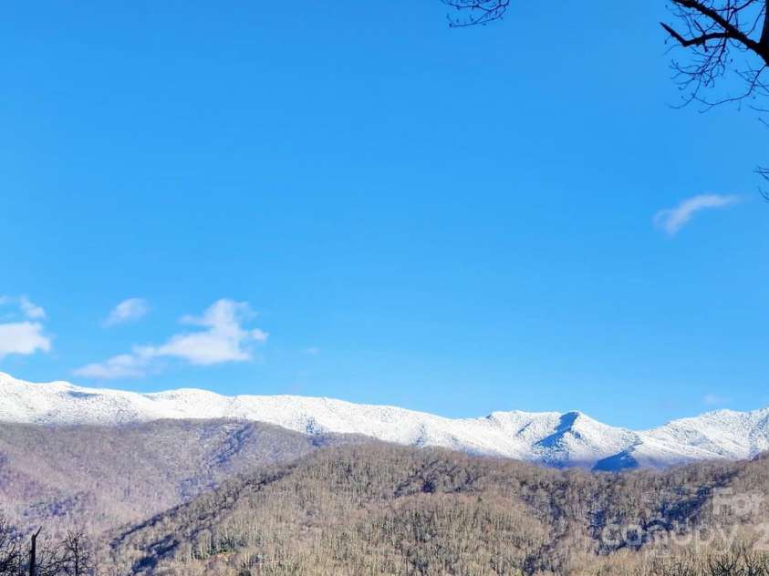 235 Red Oak Lane, Burnsville, NC 28714.  MLS# CAR4261387, YatesRealty ID 19451. 