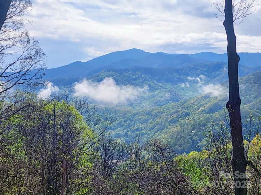 235 Red Oak Lane, Burnsville, NC 28714.  MLS# CAR4261387, YatesRealty ID 19451. 