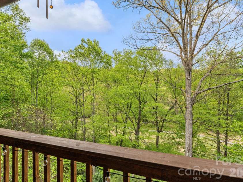 965 Winterstar Loop, Burnsville, NC 28714.  MLS# CAR4379086, YatesRealty ID 19451. 