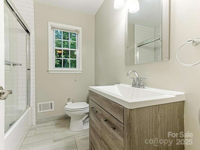 2240 Lawton Bluff Road, Charlotte, NC 28226.  MLS# CAR4262862, YatesRealty ID 19452. 