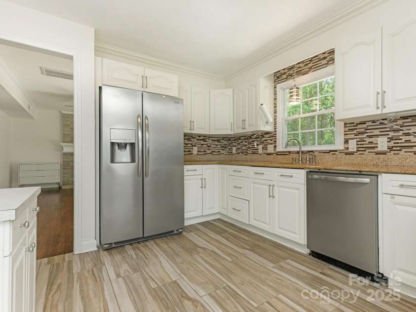 2240 Lawton Bluff Road, Charlotte, NC 28226.  MLS# CAR4262862, YatesRealty ID 19452. 