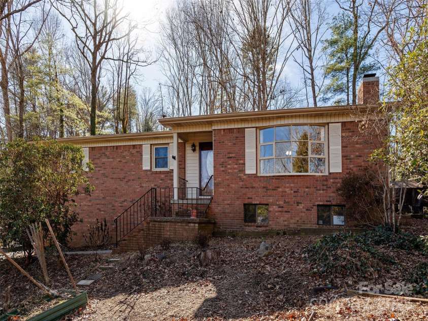 413 Deerhaven Lane, Hendersonville, NC 28791.  MLS# CAR4248321, YatesRealty ID 19453. 