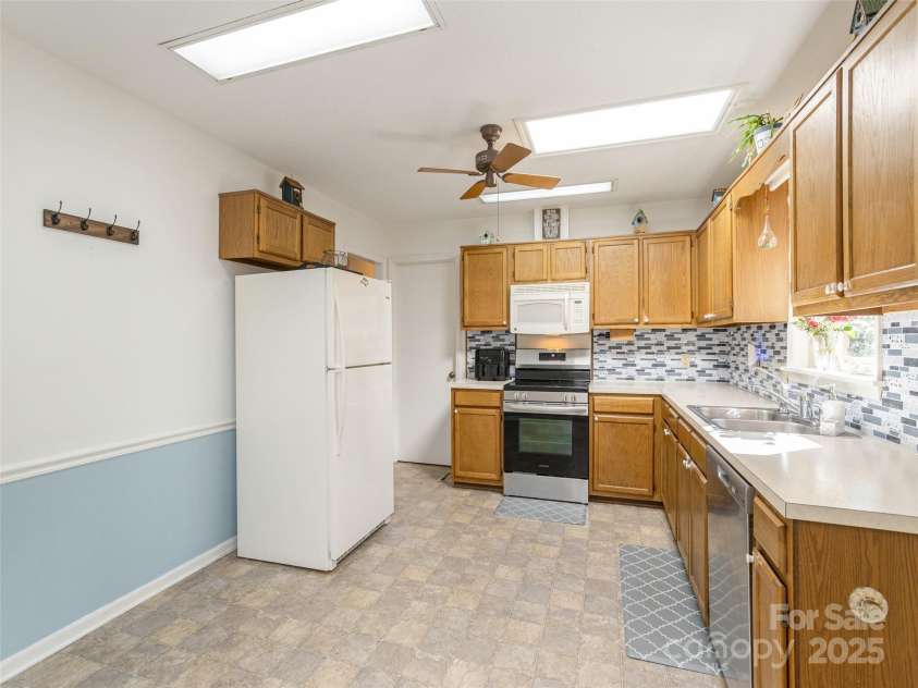 413 Deerhaven Lane, Hendersonville, NC 28791.  MLS# CAR4248321, YatesRealty ID 19453. 