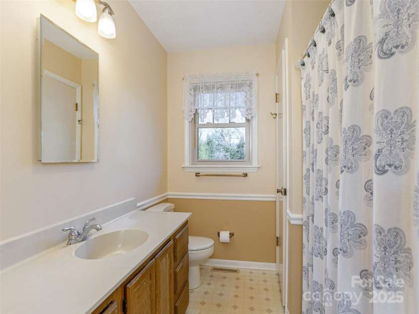 413 Deerhaven Lane, Hendersonville, NC 28791.  MLS# CAR4248321, YatesRealty ID 19453. 