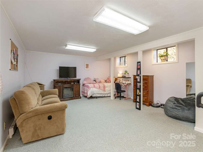 413 Deerhaven Lane, Hendersonville, NC 28791.  MLS# CAR4248321, YatesRealty ID 19453. 