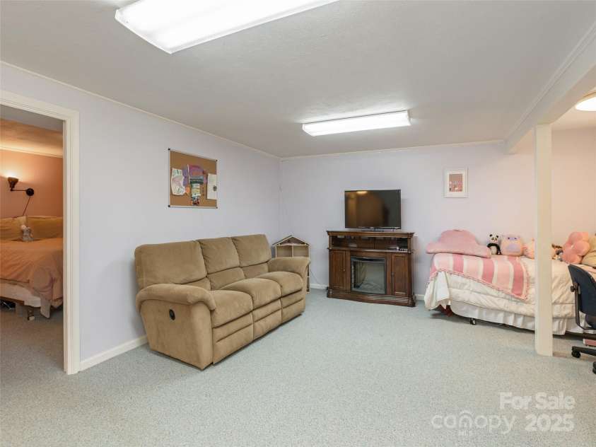 413 Deerhaven Lane, Hendersonville, NC 28791.  MLS# CAR4248321, YatesRealty ID 19453. 