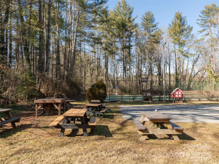 413 Deerhaven Lane, Hendersonville, NC 28791.  MLS# CAR4248321, YatesRealty ID 19453. 