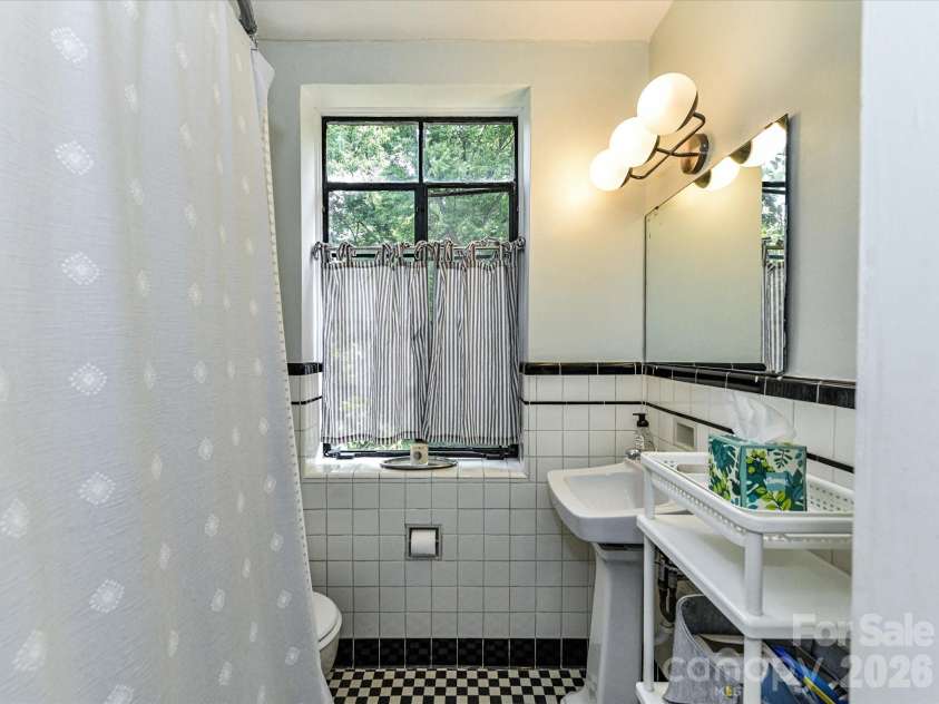 1121 Myrtle Avenue, Charlotte, NC 28203.  MLS# CAR4379116, YatesRealty ID 19454. 