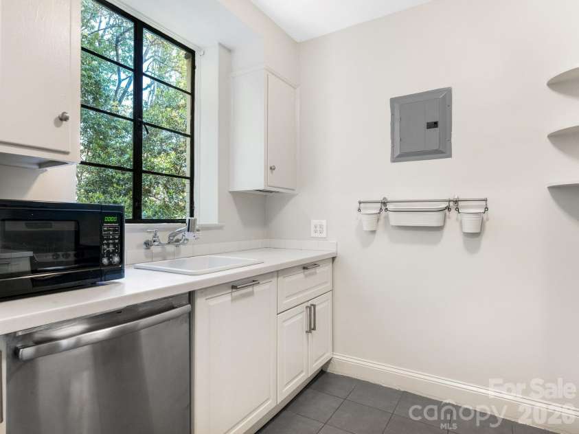 1121 Myrtle Avenue, Charlotte, NC 28203.  MLS# CAR4384063, YatesRealty ID 19454. Kitchen
