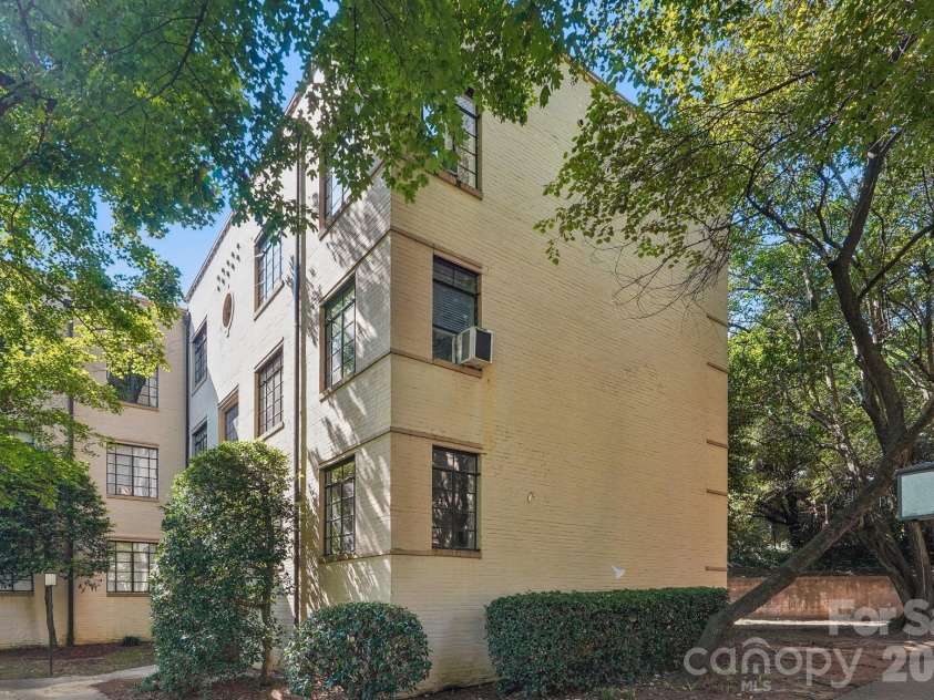 1121 Myrtle Avenue, Charlotte, NC 28203.  MLS# CAR4421930, YatesRealty ID 19454. C4 building, 2nd floor corner unit