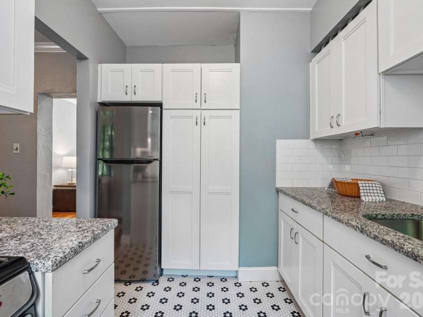 1121 Myrtle Avenue, Charlotte, NC 28203.  MLS# CAR4421930, YatesRealty ID 19454. Granite countertops