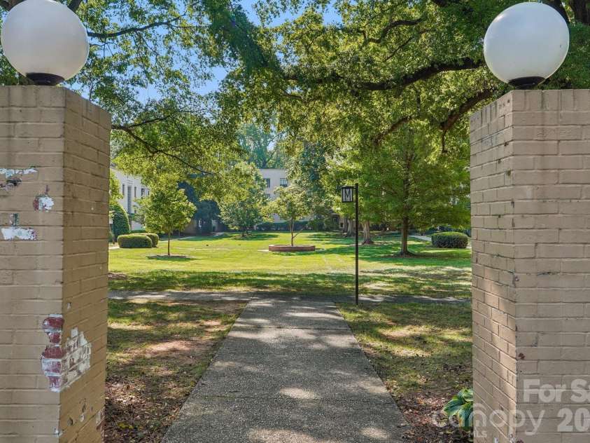1121 Myrtle Avenue, Charlotte, NC 28203.  MLS# CAR4421930, YatesRealty ID 19454. Spacious courtyard