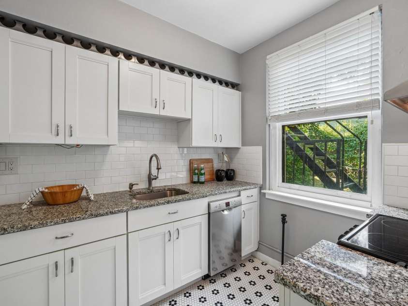 1121 Myrtle Avenue, Charlotte, NC 28203.  MLS# CAR4421930, YatesRealty ID 19454. Updated kitchen