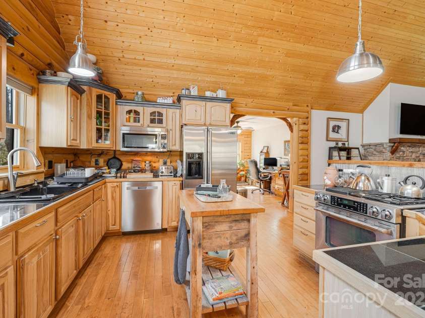 650 Faircrest Lane, Penrose, NC 28766.  MLS# CAR4242109, YatesRealty ID 19454. 