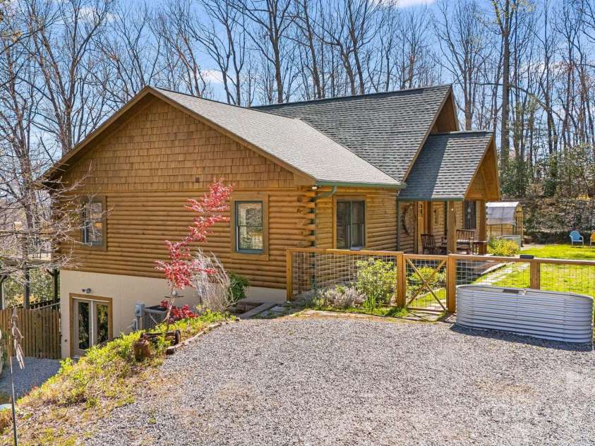 650 Faircrest Lane, Penrose, NC 28766.  MLS# CAR4242109, YatesRealty ID 19454. 