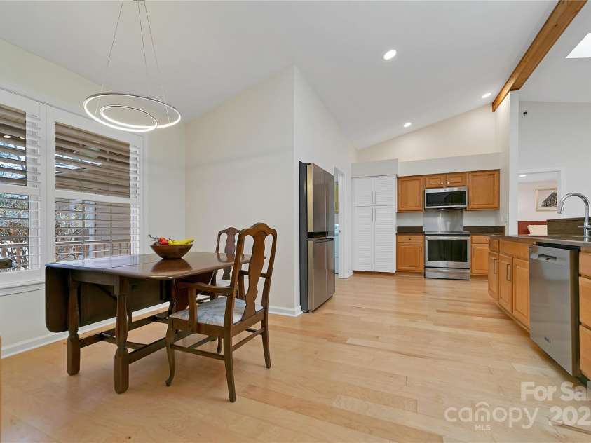 39 Udvawadulisi Court, Brevard, NC 28712.  MLS# CAR4214037, YatesRealty ID 19455. Breakfast nook