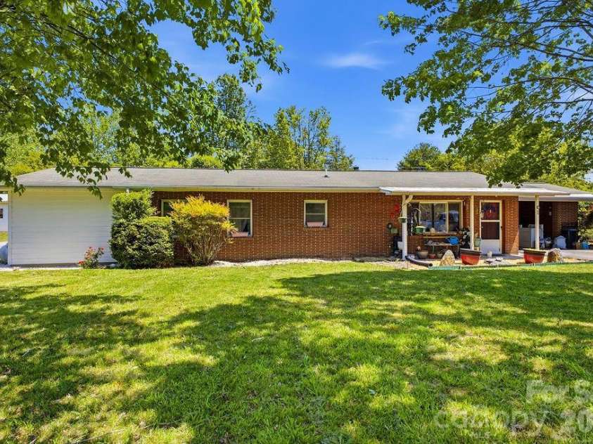 88 Lost Creek Drive, Flat Rock, NC 28731.  MLS# CAR4379124, YatesRealty ID 19456. 