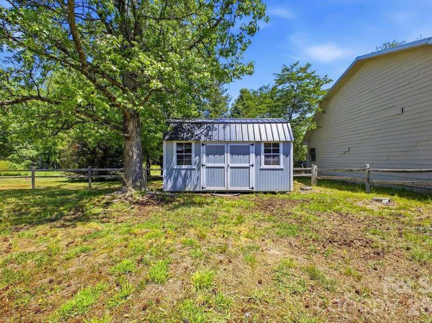 88 Lost Creek Drive, Flat Rock, NC 28731.  MLS# CAR4379124, YatesRealty ID 19456. 