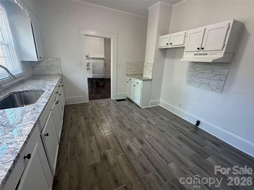 4028 Leo Street, Winston Salem, NC 27105.  MLS# CAR4379125, YatesRealty ID 19457. Large kitchen