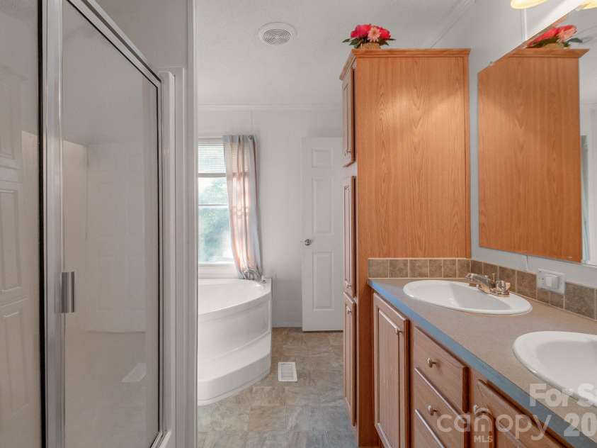 728 Preston Brooks Drive, Catawba, SC 29704.  MLS# CAR4379134, YatesRealty ID 19458. Primary Bathroom