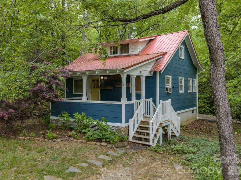 24 Moore Circle, Black Mountain, NC 28711.  MLS# CAR4379152, YatesRealty ID 19459. 