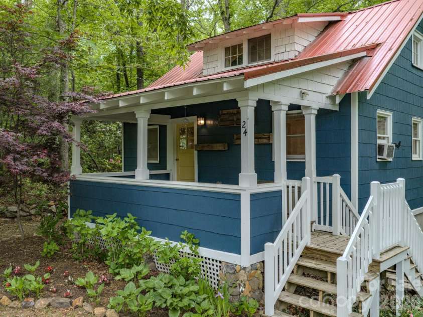 24 Moore Circle, Black Mountain, NC 28711.  MLS# CAR4379152, YatesRealty ID 19459. 
