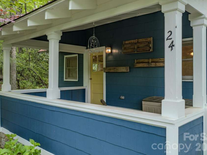 24 Moore Circle, Black Mountain, NC 28711.  MLS# CAR4379152, YatesRealty ID 19459. 